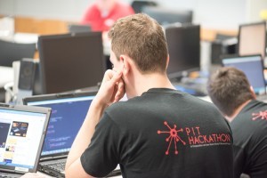 Die Teilnehmer des Hackathons entwickeln Lösungen.